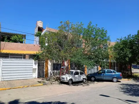 VENTA  GRAN LOCAL MAS CASA 3 DORM BARRIO ALBERDI