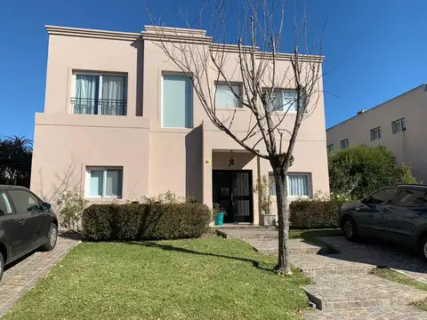 Casa en el Barrio Los Sauces en excelente estado con pileta