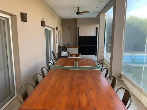 Casa en Venta con 3 cocheras