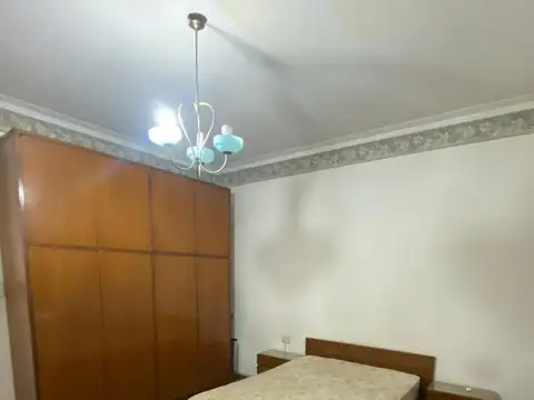 Casa en Lanus Oeste con fondo , pileta y quincho.