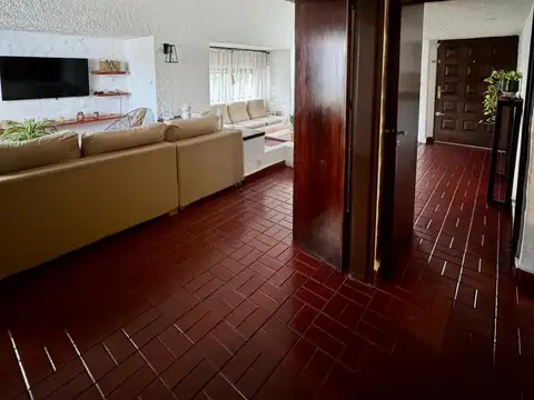 Casa en Venta con 4 cocheras
