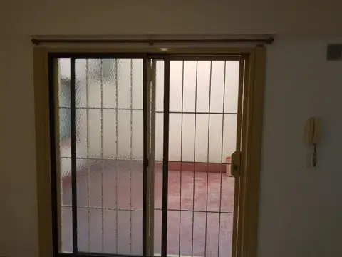 IMPECABLE  MONO DIVIDIDO A 2 AMB CON PATIO "APTO PROFESIONAL"