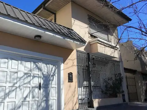 CASA VENTA 5 AMBIENTES BANFIELD CON COCHERA