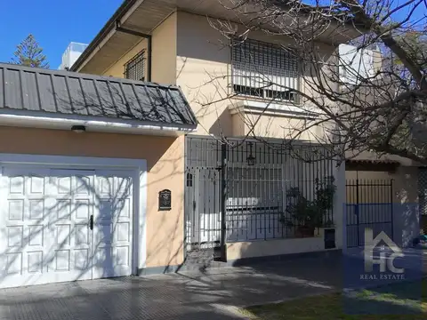 CASA VENTA 5 AMBIENTES BANFIELD CON COCHERA