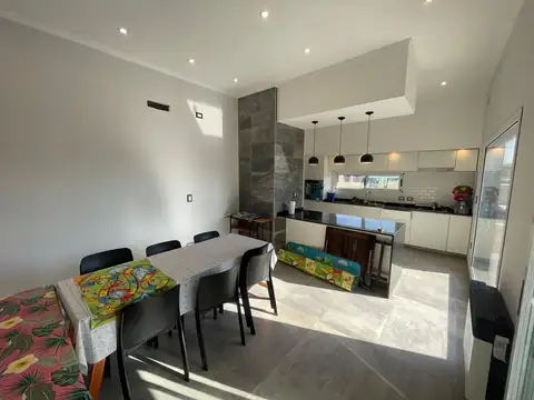 Casa 5 ambientes con 2 baños