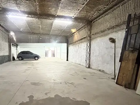 Galpon en PB con vivienda/oficina en PA. Macrocentro. Entre Ríos al 2000.