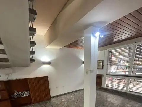 Casa en Alquiler con 2 cocheras