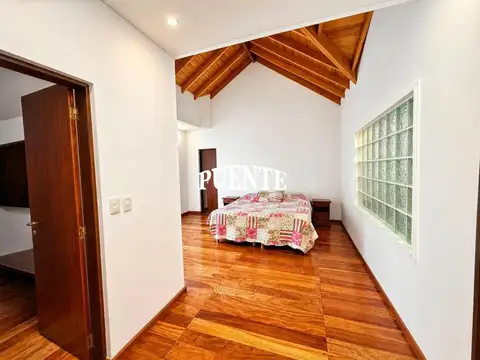 Casa en Alquiler con 2 cocheras