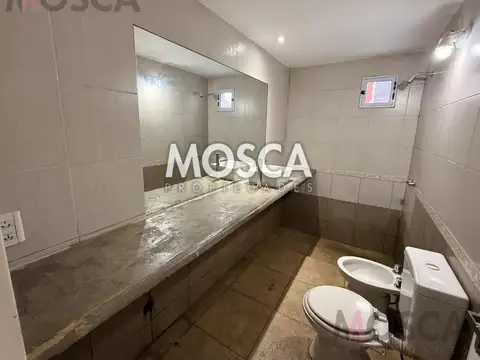 Casa en Alquiler con 2 cocheras