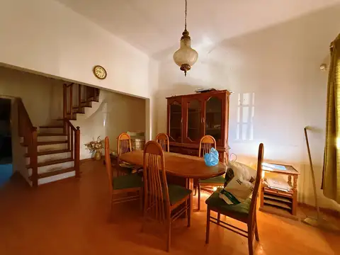 Casa 8 ambientes con 2 baños