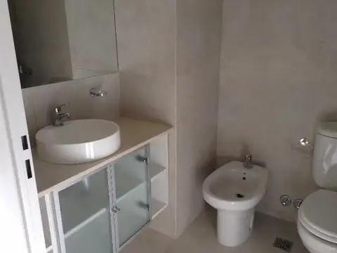 DOS AMBIENTES, Cochera fija baño en suite y toilette, amenities