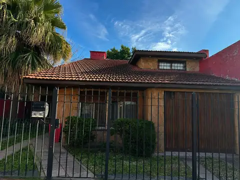 Casa en Venta con 2 cocheras
