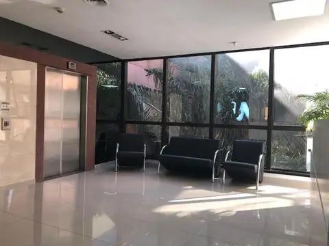 Oficina en Alquiler con 8 cocheras