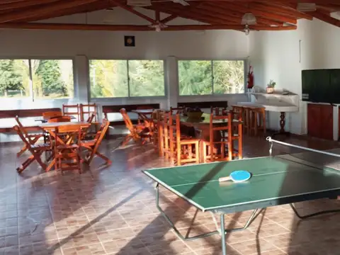 Complejo 6 Cabañas, 2 piletas,quincho y parque.