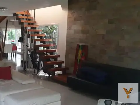 Casa en venta - 4 dormitorios 3 baños - cocheras - 1600mts2 - Haras Del Sur I, La Plata