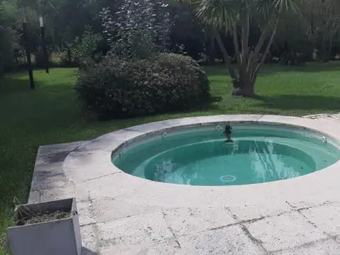 Casa en venta - 4 dormitorios 3 baños - cocheras - 1600mts2 - Haras Del Sur I, La Plata