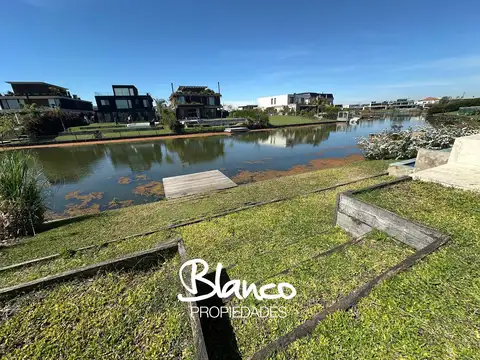 Casa en Alquiler con 2 cocheras