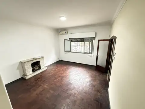 Casa en  B° Abasto. Cochera, patio y terraza. Apta uso comercial o institucional