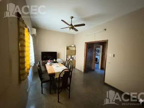 Saavedra al 2300 - Casa al frente c/ cochera