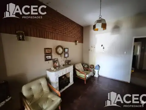 Saavedra al 2300 - Casa al frente c/ cochera