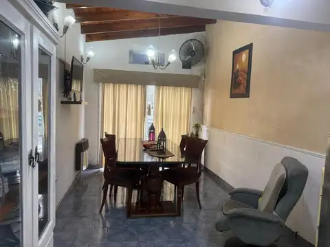CASAS EN VENTA EN MORON CON LOCAL.