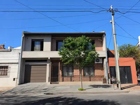 CASA 3 AMB. VENTA LANUS ESTE GRAN PATIO Y GARAGE