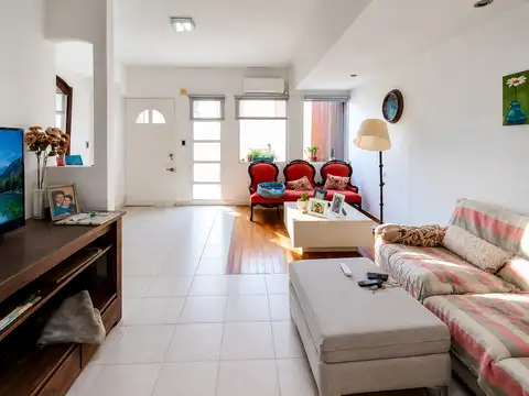 Casa 6 ambientes con 2 baños