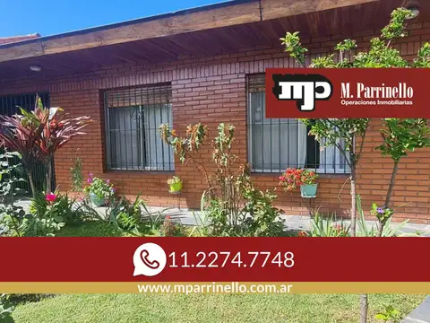 Casa de 3 ambientes con cochera y jardín  en muy buen estado- En venta