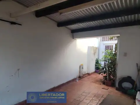 Casa 8 ambientes con 2 baños