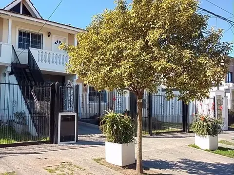 SE VENDE Departamento 2 ambientes con cochera al frente o patio, en planta baja y entrada independiente. Bajas Expensas.