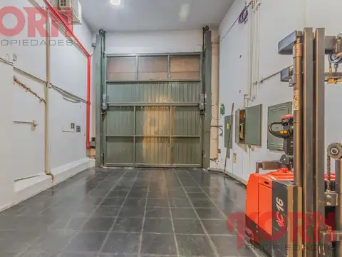 VENTA IMPORTANTE PROPIEDAD COMERCIAL, DOBLE FRENTE, PORTÓN LEVADIZO PARA CAMIONES, ALMAGRO