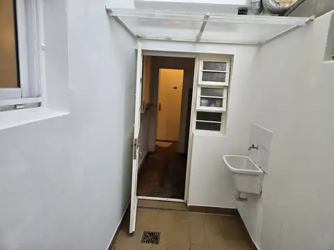 DOS AMPLIOS AMBIENTES, DOS PATIOS, APTO PROFESIONAL