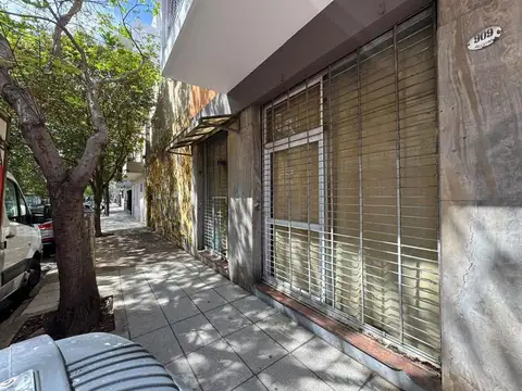 Amplio local con gran depòsito