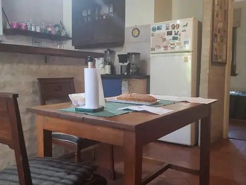 Clásico Chalet en esquina En muy linda zona de Olivos con 2 dormitorios, cocina y comedor diario,