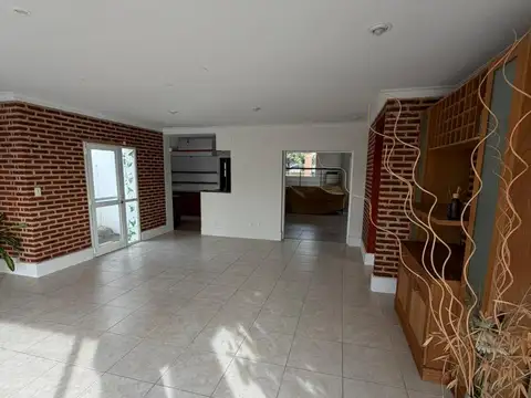 EXCELENTE CASA - CORTE CLASICO - PILETA - 3 DORM - ZONA CALVARIO