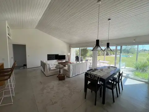 Casa 4 ambientes con 2 baños