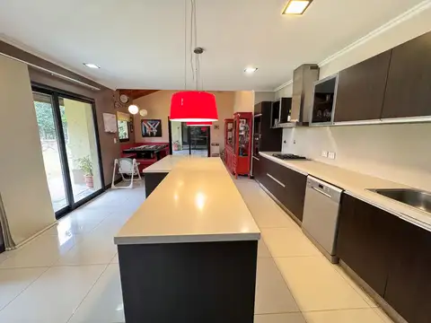Casa 8 ambientes con 5 baños