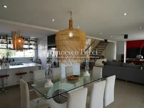 Casa en Venta con 2 cocheras