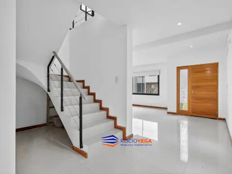 Casa en Venta con 3 cocheras