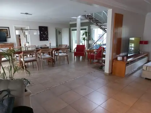 Casa en Venta en Abril Club De Campo, USD 900.000