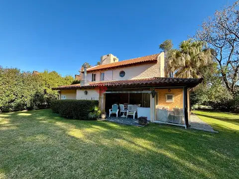 Casa 6 ambientes con 3 baños