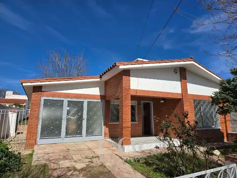 Casa 5 ambientes con 2 baños