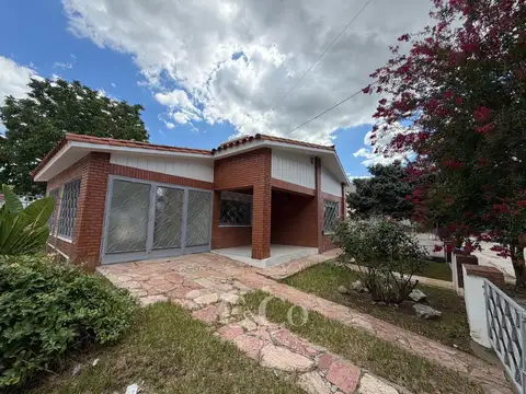 Casa 7 ambientes con 2 baños