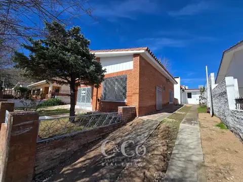 Casa en Venta con 2 cocheras