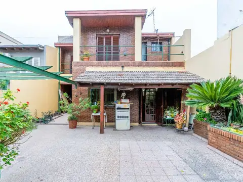 VENTA CASA CON PARQUE Y QUINCHO EN LOMAS DE ZAMORA