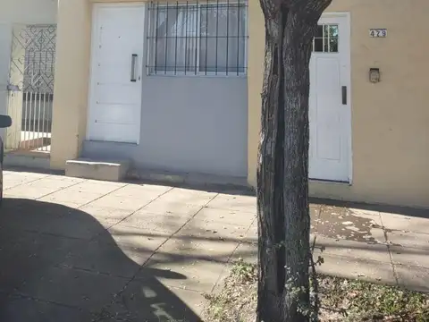 EXCELENTE PH DE 2 AMBIENTES CON PATIO A 5 CUADRAS EST. MERLO