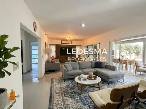 Casa 5 ambientes con 4 baños