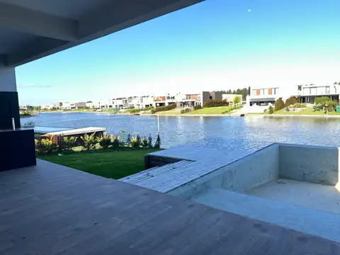 Casa en alquiler a la laguna en Carpinchos -