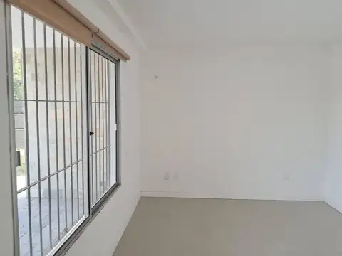 Casa en Alquiler con 3 cocheras