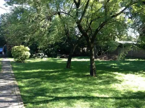 Casa antigua sobre 6 lotes en  Venta - Moreno